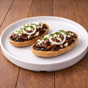 Molletes con Chilaquiles Clásicos