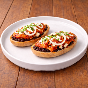 Molletes con Chilaquiles Cremosos